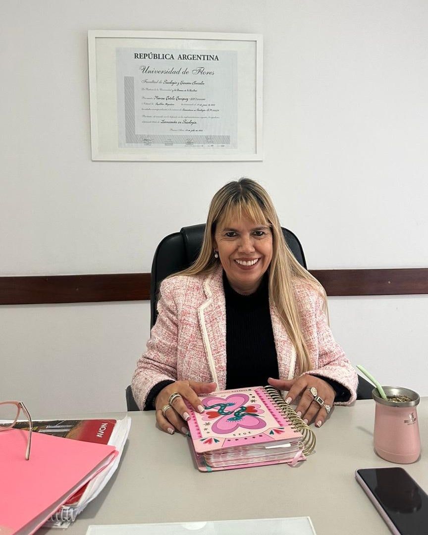 Marisa, sonriendo en su escritorio del consultorio de Samary